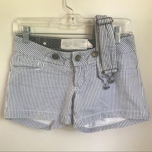 Low-rise shorts with suspenders